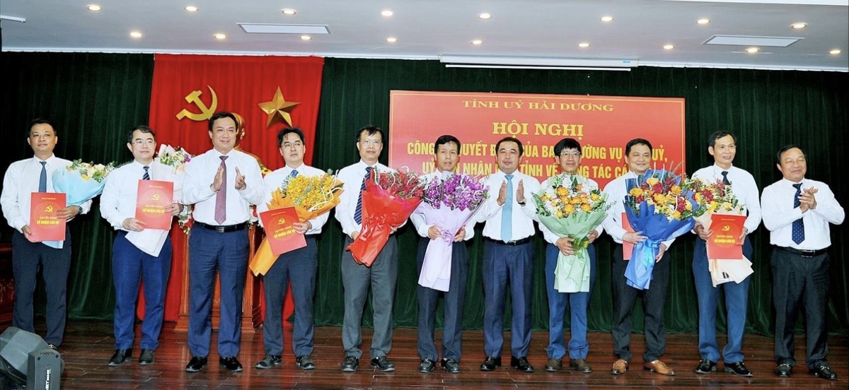 Ban Thường vụ Tỉnh uỷ Hải Dương trao quyết định điều động, bổ nhiệm lãnh đạo 8 sở, ngành, địa phương.