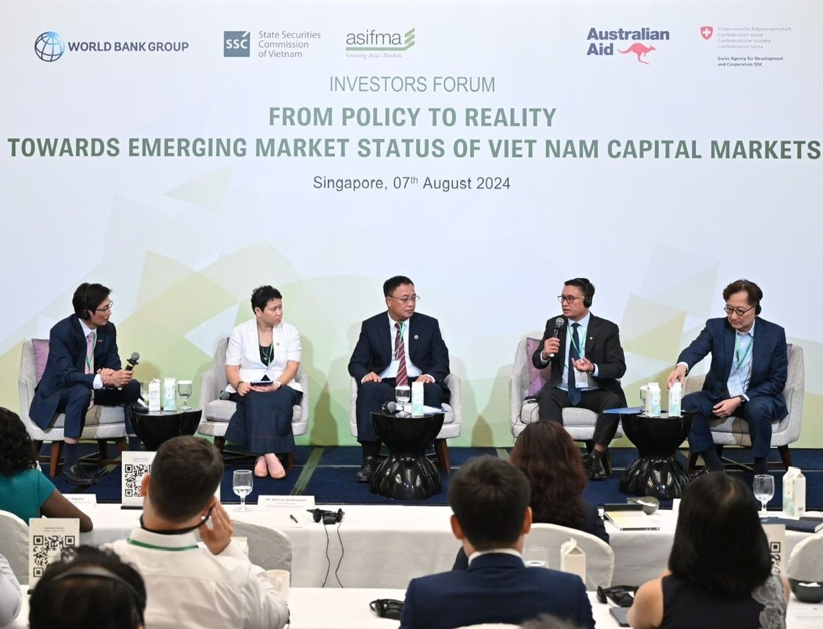 Ông Ketut Kusuma - Chuyên gia trưởng lĩnh vực Kl991.com nạp rút nhanh, World Bank điều hành phiên thảo luận với sự tham gia của các diễn giả là bà Lê Thị Lệ Hằng - Giám đốc Chiến lược CTCK SSI; ông Bùi Hoàng Hải - Phó Chủ tịch UBCKNN; ông Nguyễn Sơn - Chủ tịch Hội đồng thành viên VSDC; ông Lyndon Chao - Giám đốc điều hành Bộ phận 99Kl99 link đăng nhập và giao dịch, ASIFMA (theo thứ tự từ trái sang phải)