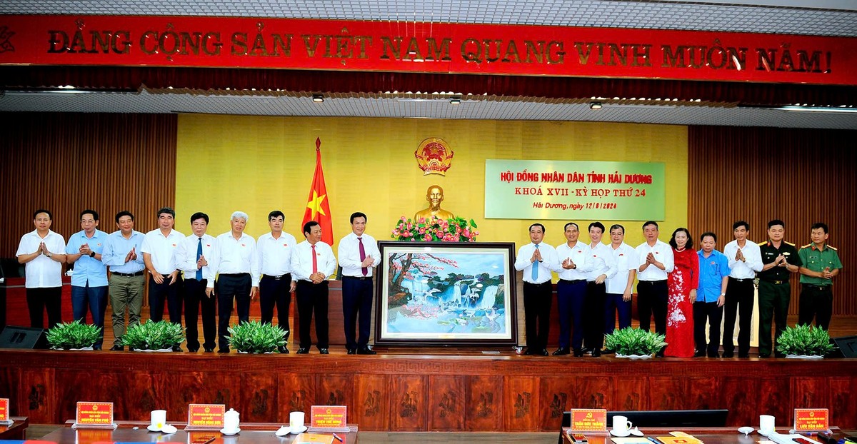 Lãnh đạo Tỉnh uỷ, HĐND, UBND và Uỷ ban MTTQ tỉnh Hải Dương trao tặng ông Triệu Thế Hùng bức tranh kỷ niệm. Ảnh: Thành Chung Lãnh đạo Tỉnh uỷ, HĐND, UBND và Uỷ ban MTTQ tỉnh Hải Dương trao tặng ông Triệu Thế Hùng bức tranh kỷ niệm. Ảnh: Thành Chung