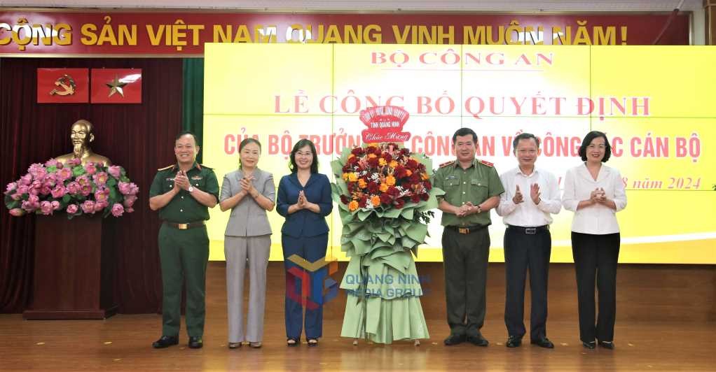 Lãnh đạo Tỉnh ủy, HĐND, UBND tỉnh Quảng Ninh tặng hoa chúc mừng Thiếu tướng Đinh Văn Nơi, Cục trưởng Cục An ninh Kl991.com tải ứng dụng nội bộ, Bộ Công an. Ảnh: Quang Ninh Media Group