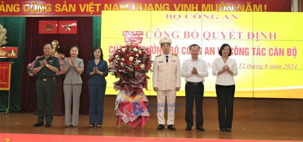 Lãnh đạo Tỉnh ủy, HĐND, UBND tỉnh Quảng Ninh tặng hoa chúc mừng Đại tá Trần Văn Phúc. Ảnh: Quang Ninh Media Group
