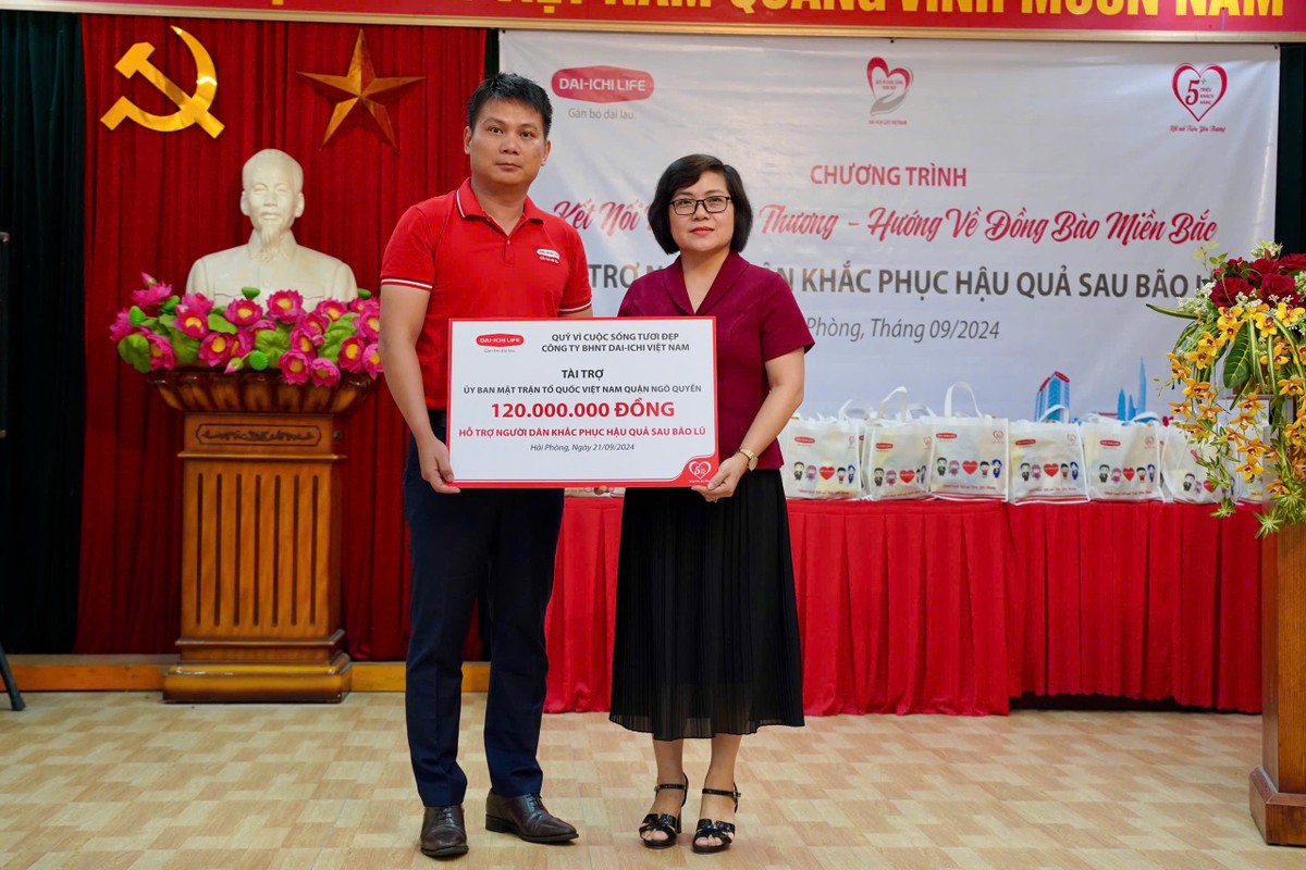 Ông Đặng Hồng Hải – Tổng giám đốc Dai-ichi Life Việt Nam trao biểu trưng số tiền tài trợ cho bà Vũ Thị Phương Liên - Ủy viên Quận Ủy – Phó Chủ tịch Ủy ban MTQVN quận Ngô Quyền, TP. Hải Phòng