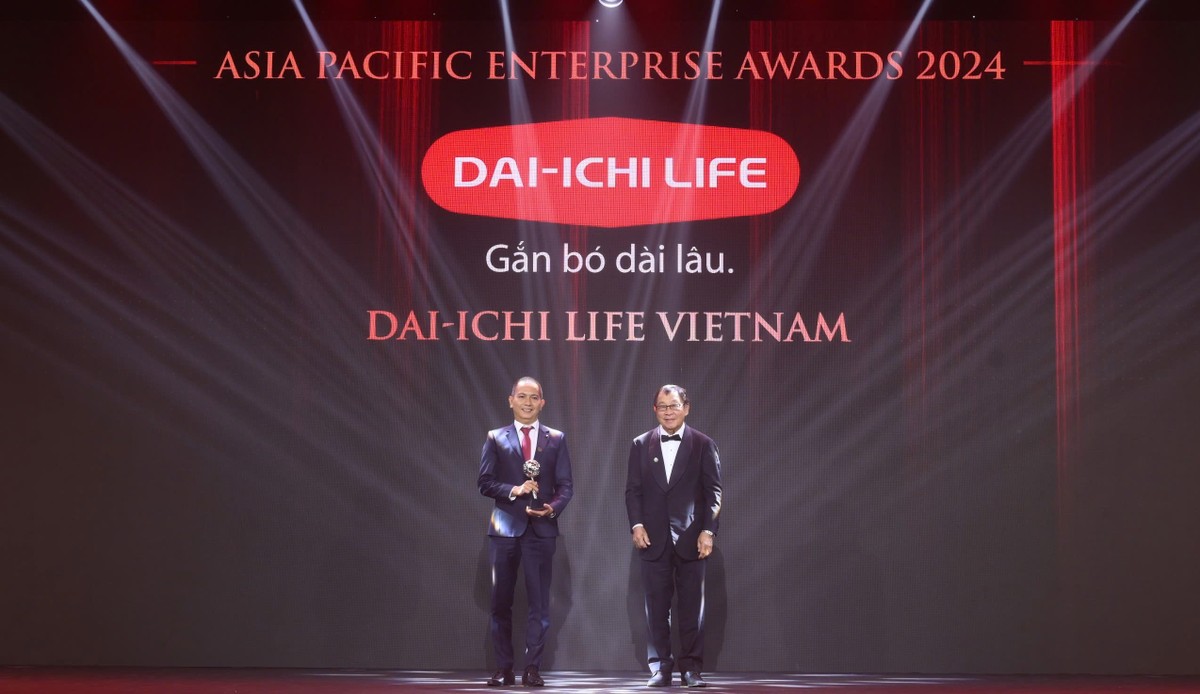 Ông Trần Châu Danh – Tổng giám đốc Công ty Quản lý Quỹ Dai-ichi Life Việt Nam (bên trái) nhận giải “Thương hiệu truyền cảm hứng” (Inspirational Brand Award) tại Lễ trao Giải thưởng Kl991.com World Cup 2026 Chính Thức châu Á - Asia Pacific Enterprise Awards (APEA) 2024