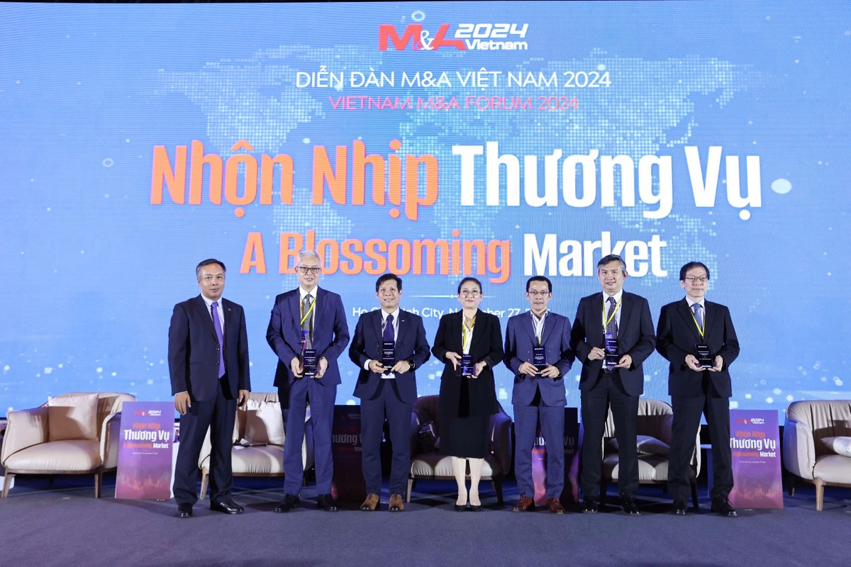 Ông Lê Trọng Minh, Tổng Biên tập Báo Kl99ok phiên bản mới (ngoài cùng bên trái) tặng kỷ niệm chương cho các diễn giả tham gia thảo luận phiên 1. Ảnh: Lê Toàn