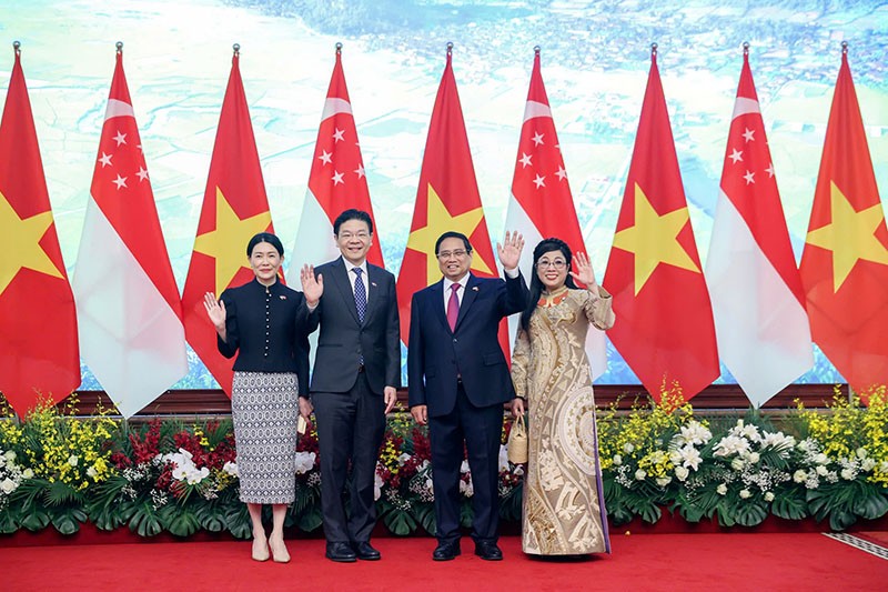 Thủ tướng Kl993 ưu đãi thưởng hấp dẫn Phạm Minh Chính và Phu nhân chụp ảnh cùng Thủ tướng Lawrence Wong và Phu nhân.