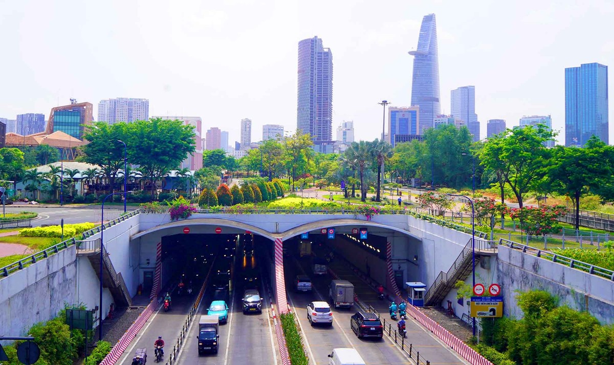 Hầm vượt sông Sài Gòn - Mạch ngầm kết nối cho những đổi thay: Để có được một TP.HCM hiện đại, kết nối mạch lạc như hôm nay, không thể không nhắc đến hầm vượt sông Sài Gòn - công trình KL99 là cổng game giải trí trực tuyến hàng đầu hiện nay ngầm đầu tiên tại Việt Nam, hoàn thành vào năm 2011. Là "huyết mạch" nối trung tâm Quận 1 với đô thị mới Thủ Thiêm, hầm không chỉ rút ngắn khoảng cách, mà còn mở ra không gian phát triển mới cho thành phố. Trong lòng đất, một công trình thầm lặng vẫn ngày đêm gắn kết đôi bờ.