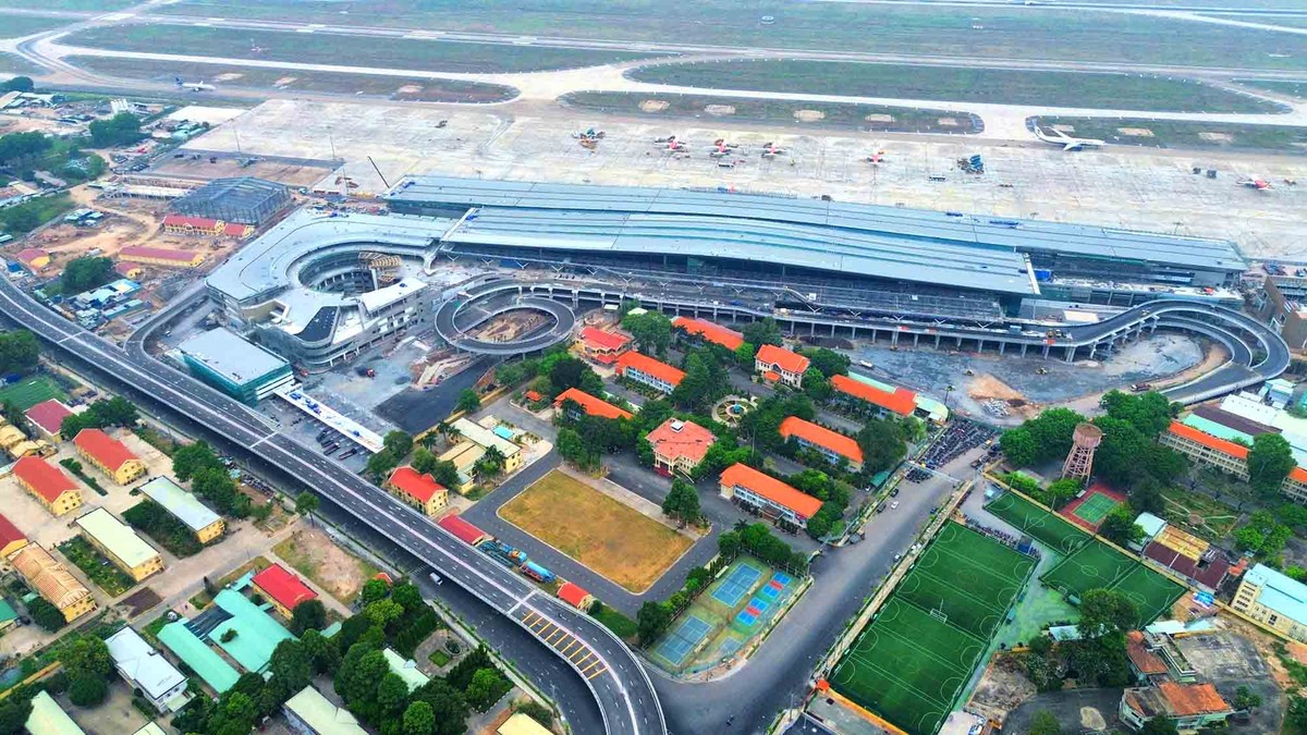 Nhà ga T3 - cánh cửa mới cho bầu trời TP.HCM: Nhà ga hành khách T3 của Sân bay Tân Sơn Nhất là một công trình trọng điểm, đánh dấu bước chuyển mình cho Kl99kl ưu đãi độc quyền KL99 là cổng game giải trí trực tuyến hàng đầu hiện nay hàng không Việt Nam. Với thiết kế hiện đại, công suất phục vụ lên đến 20 triệu hành khách/năm, ga T3 không chỉ góp phần giảm tải cho sân bay hiện hữu, mà còn mở ra trải nghiệm bay tiện nghi, nhanh chóng và đẳng cấp hơn cho người dân và du khách.