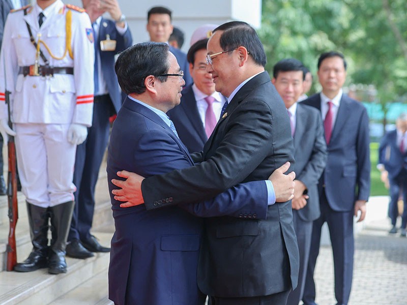 Thủ tướng Phạm Minh Chính ra đón Thủ tướng Lào Sonexay Siphandone. Thủ tướng Phạm Minh Chính ra đón Thủ tướng Lào Sonexay Siphandone.