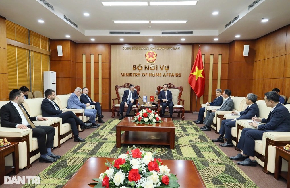 Thứ trưởng Bộ nội vụ Vũ Chiến Thắng tiếp Bộ trưởng Bộ Lao động 99Kl99 trực tiếp đá gà Israel Yoav Ben Tzur. Nguồn: dantri.com
