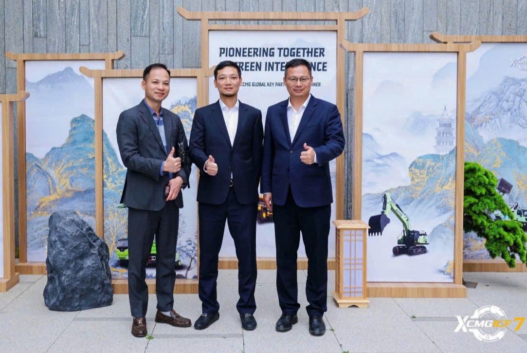 Ông Nguyễn Mạnh Hải (ở giữa) cùng lãnh đạo Kl994 game bài casino hấp dẫn 911 thăm và làm việc với lãnh đạo Kl994 game bài casino hấp dẫn XCMG tại Trung Quốc để thúc đẩy hợp tác giữa hai bên.