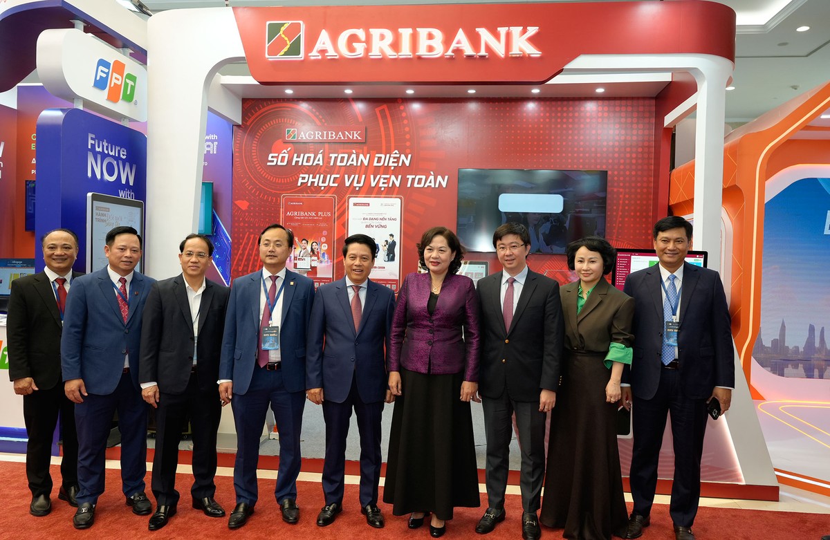 Lãnh đạo Link Vào Nhà Cái KL99 COM Tặng +199k 99Kl99 trực tiếp đá gà thăm gian hàng của Agribank và chụp ảnh lưu niệm cùng lãnh đạo Link Vào Nhà Cái KL99 COM Tặng +199k tại Ngày chuyển đổi số ngành Link Vào Nhà Cái KL99 COM Tặng +199k 2025