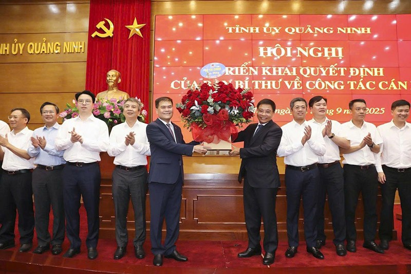 Bộ trưởng Bộ Kl991.com nạp rút nhanh Nguyễn Văn Thắng chúc mừng ông Bùi Văn Khắng. Ảnh: Thanh Tùng