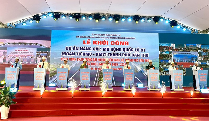 Lãnh đạo TP. Cần Thơ và đại biểu thực hiện nghi thức khởi công Dự án nâng cấp, mở rộng Quốc lộ 91 (Đoạn từ Km0- Km7) TP. Cần Thơ