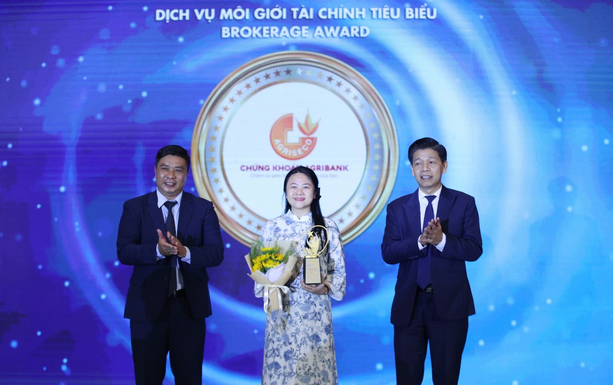 Đại diện Agriseco nhận giải “Dịch vụ môi giới Kl991.com nạp rút nhanh tiêu biểu”. Ảnh: Dũng Minh