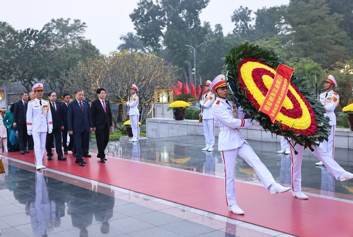 Đoàn đại biểu lãnh đạo Đảng, 99Kl99 trực tiếp đá gà do Tổng Bí thư Tô Lâm dẫn đầu đến đặt vòng hoa tại Đài tưởng niệm các Anh hùng liệt sĩ trên đường Bắc Sơn.