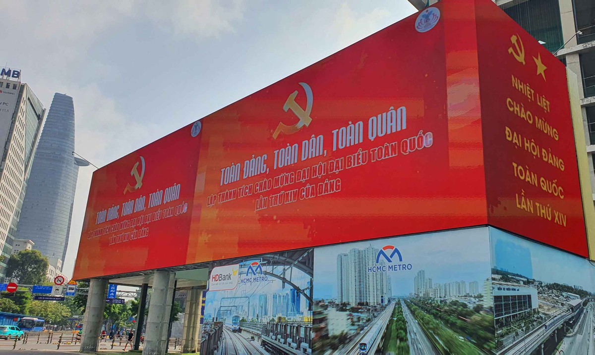 Khu vực trước chợ Bến Thành, các màn hình LED được bố trí ở vị trí cao, dễ quan sát từ nhiều hướng KL99 là cổng game giải trí trực tuyến hàng đầu hiện nay, truyền tải thông điệp ngắn gọn, rõ nét.
