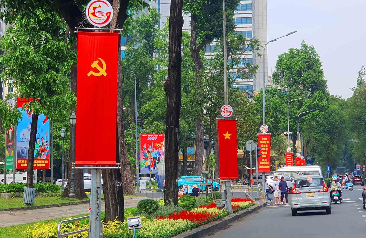 Những ngày này, không khí chào mừng Đại hội Đảng đang lan tỏa rõ nét trên nhiều tuyến đường trung tâm TP.HCM.