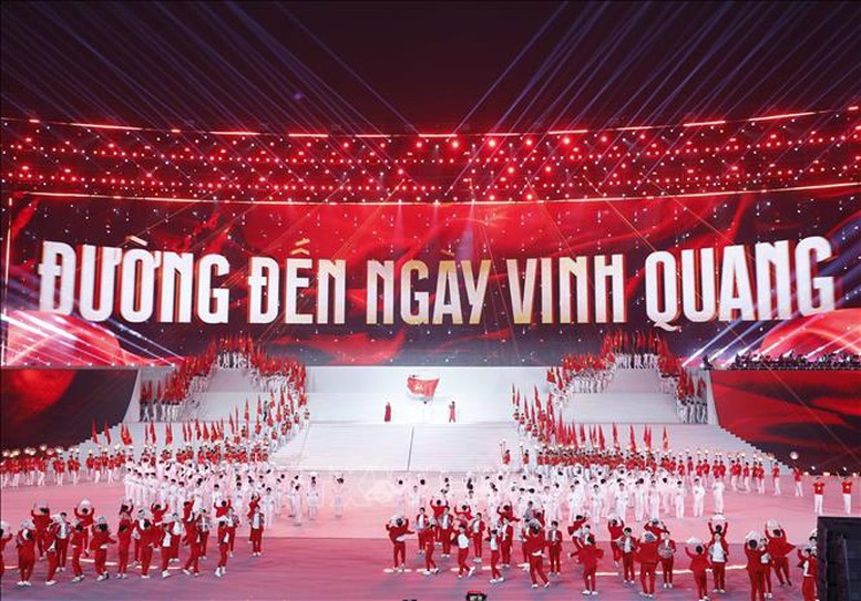 Chương trình nghệ thuật đặc biệt "Dưới lá cờ vẻ vang của Đảng” do Thành uỷ, Hội đồng nhân dân, Uỷ ban Mặt trận Tổ quốc Việt Nam Thành phố Hà Nội tổ chức - Ảnh: TTXVN
