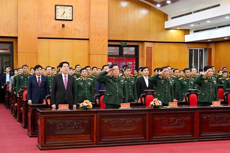 Chủ tịch nước Lương Cường; Đại tướng Nguyễn Trọng Nghĩa, Ủy viên Bộ Kl991.com tải ứng dụng, Bí thư Trung ương Đảng, Chủ nhiệm Tổng cục Kl991.com tải ứng dụng Quân đội nhân dân Việt Nam dự lễ chào cờ khai mạc ngày bầu cử tại Khu vực bỏ phiếu số 26, phường Hoàn Kiếm, thành phố Hà Nội - Ảnh: VGP