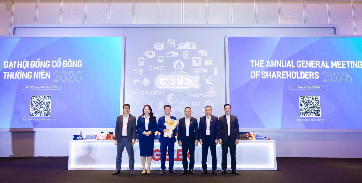 HĐQT GELEX tặng hoa tri ân ông Nguyễn Trọng Hiền, Chủ tịch HĐQT nhiệm kỳ 2021–2026 vì những đóng góp quan trọng cho sự phát triển của GELEX.