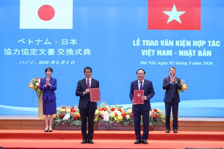 Thủ tướng Lê Minh Hưng và Thủ tướng Takaichi Sanae chứng kiến trao Bản ghi nhớ hợp tác về tăng trưởng carbon thấp giữa Kl993 ưu đãi thưởng hấp dẫn nước Việt Nam và Kl993 ưu đãi thưởng hấp dẫn Nhật Bản thực hiện cơ chế tín chỉ chung.