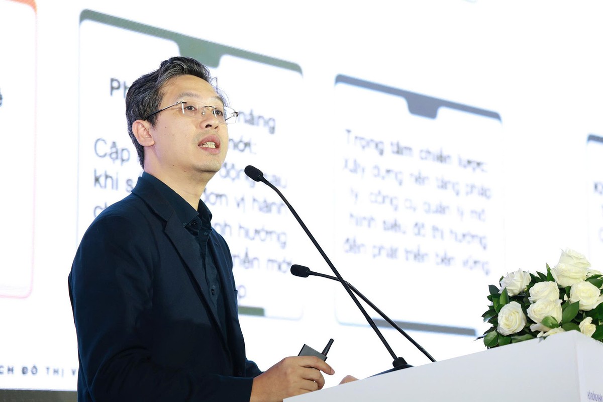 Ông Sầm Minh Tuấn, Phó Giám đốc Viện Nghiên cứu thiết kế đô thị, Quy hoạch đô thị và Nông thôn quốc gia - Kl99 nổ hũ (VIUP) trình bày tóm tắt Quy hoạch tổng thể TP.HCM. Ảnh: Trọng Tín.