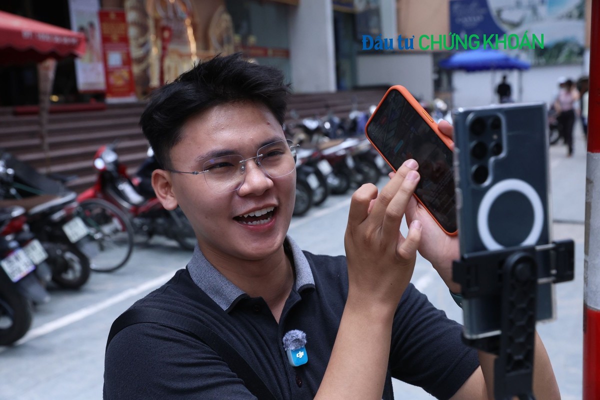 "Kl99ok phiên bản mới vàng, bạc được rất nhiều người quan tâm, mỗi phiên live thường có hàng trăm lượt theo dõi. Để thu hút, nội dung live không chỉ cập nhật giá mà em còn đưa nhiều thông tin khác như địa chỉ mua bán vàng, xu hướng giá theo nhận định của các chuyên gia,..." Thắng cho biết.