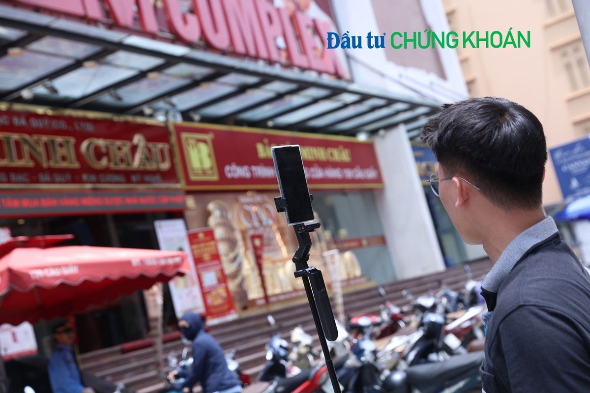 "Ngày nào cũng có đến 5, 6 người đến quay chụp, livestream. Họ đứng ở vỉa hè không ảnh hưởng đến cửa hàng nên chúng tôi không gây khó dễ" - một bảo vệ hàng vàng trên phố Cầu Giấy cho biết.