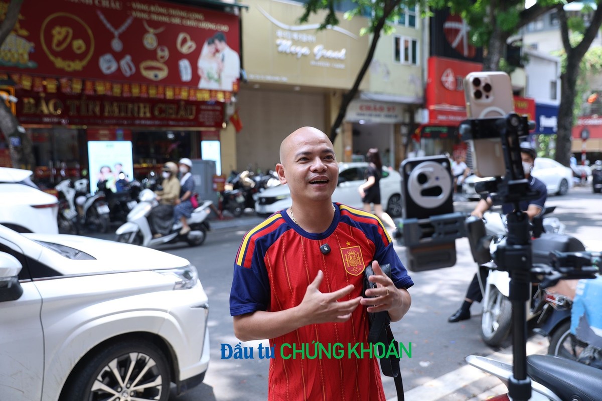 Từ đó, một nghề nghiệp hoàn toàn mới đã ra đời trên các nền tảng mạng Trang Chủ KL99Com Số 1 Link Đăng Ký KL999 như TikTok, Facebook và YouTube...: Livestream giá vàng. Ảnh chụp một streamer trên "phố vàng" Trần Nhân Tông sáng 23/7.