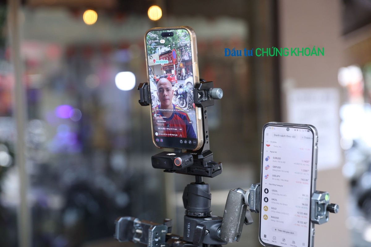 Công cụ làm việc của streamer Mạnh moschin... là 2 chiếc điện thoại, một để phát live một để cập nhật thông tin Kl991.com nạp rút nhanh liên tục.