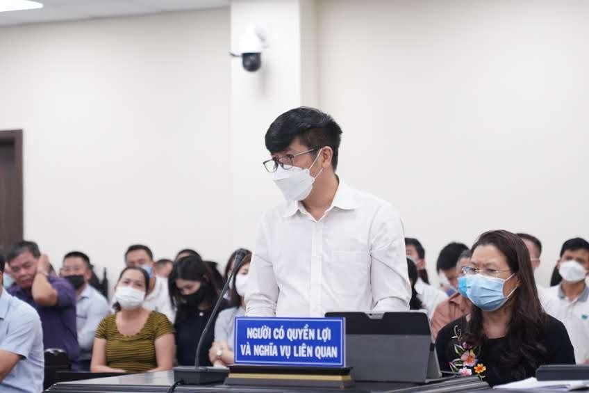 Những người có quyền lợi và nghĩa vụ liên quan tham gia tố tụng.