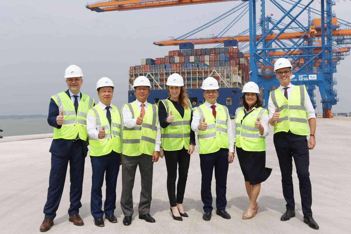 Lãnh đạo Gemadept chụp ảnh đón chuyến tàu thương mại đầu tiên tại Cảng Gemalink (Ảnh: Lê Toàn)