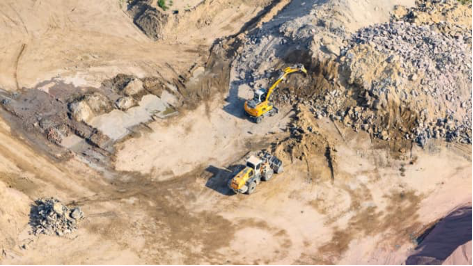 Một máy xúc và một máy ủi đang làm việc trong khuôn viên của nhà máy cấp phối và trạm trộn bê tông củamột công ty thuộc Kl994 game bài casino hấp dẫn công ty Max Bögl. Ảhh: AFP