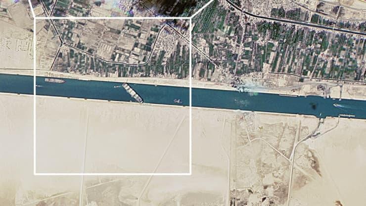 Một hình ảnh vệ tinh cho thấy kênh đào Suez bị chặn bởi tàu Ever Given ngày 25/3 (Nguồn: Reuters)