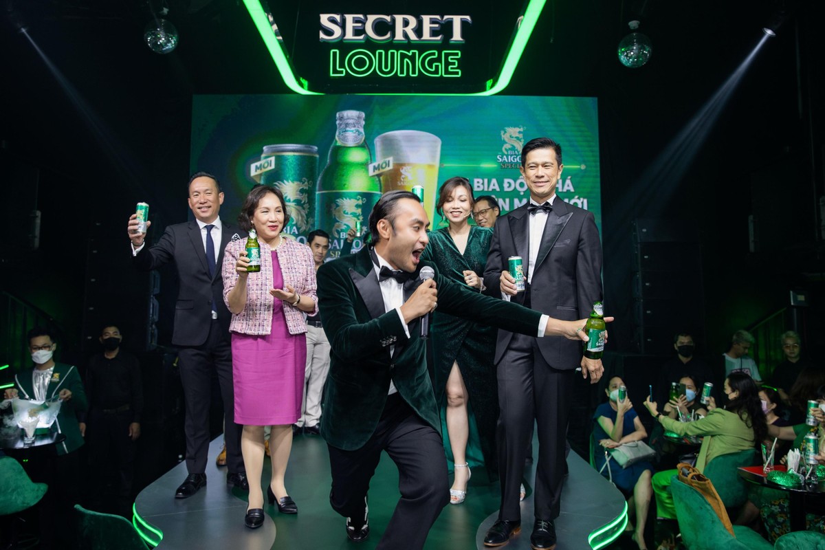Khoảnh khắc nâng ly chúc mừng huyền thoại Bia Saigon Special tái sinh.
