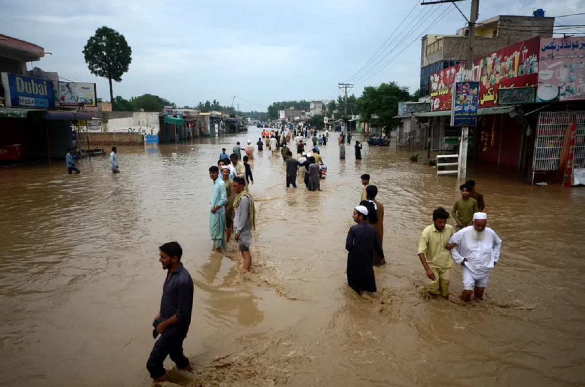 Người dân lội qua dòng nước lũ ở Peshawar, Khyber Pakhtunkhwa, Pakistan