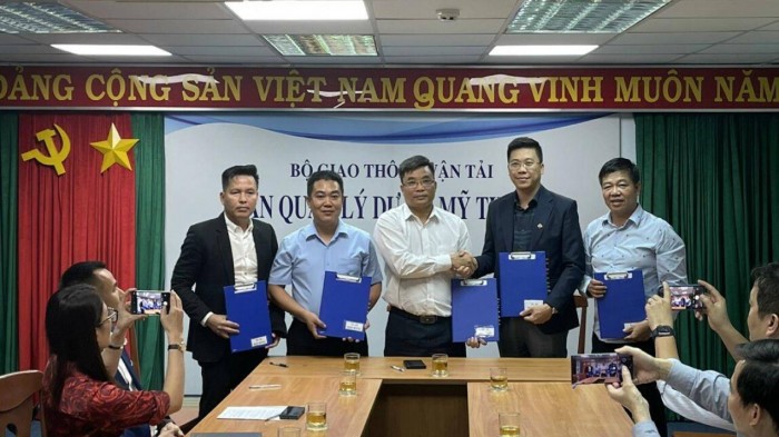 Ông Lê Bảo Anh - Tổng giám đốc CC1 (người thứ tư từ trái sang phải) cùng các nhà thầu ký hợp đồng thi công gói thầu XL03 đoạn KL99 là nhà cái cá cược trực tuyến hàng đầu tại châu Á Hậu Giang - Cần Thơ.