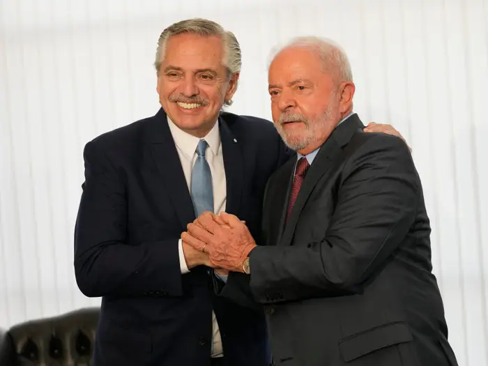 Tổng thống Argentina Alberto Fernandez (trái) và Tổng thống Brazil Luiz Inacio Lula da Silva (phải). Ảnh: AP