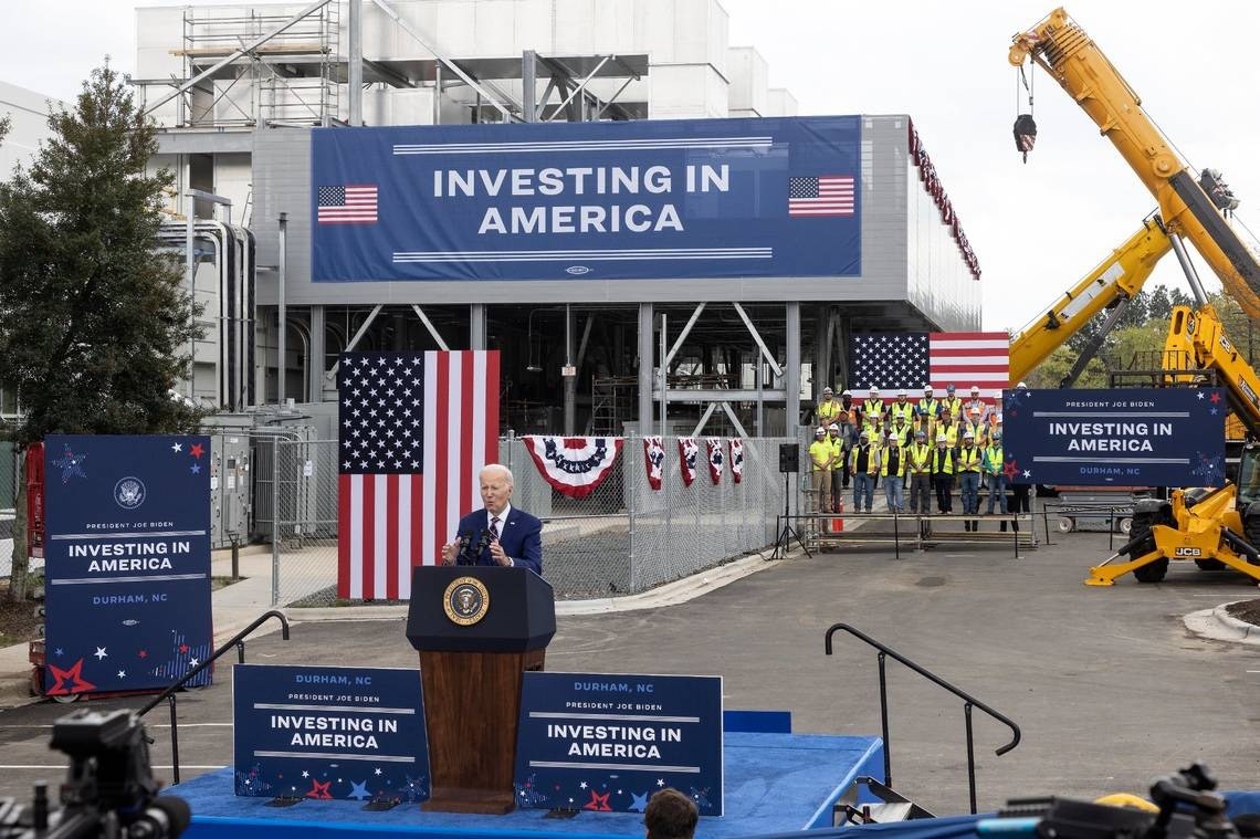 Tổng thống Joe Biden phát biểu trong chuyến thăm các cơ sở Kl994 nhà cái bóng đá world cup tại Bắc Carolina ngày 28/3/2023