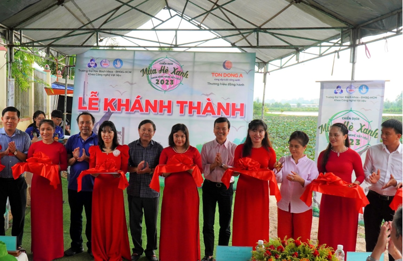 Các đại biểu cắt băng khánh thành và đưa vào sử dụng đường tại ấp Công Tạo, xã Bình Phú, (H.Tân Hồng,Đồng Tháp) do Tôn Đông Á hỗ trợ kinh phí
