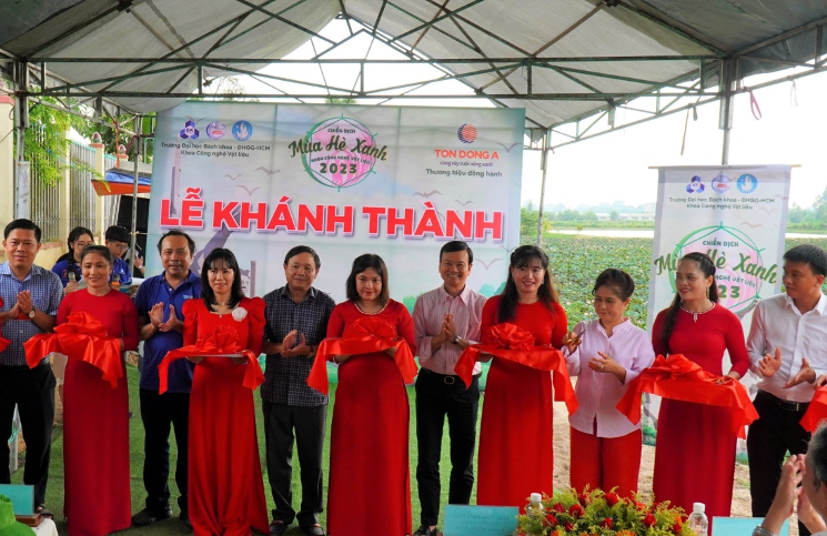 Đại diện Tôn Đông Á, ông Nguyễn Thanh Trung – Chủ tịch HĐQT và bà Nguyễn Thị Ngọc Quỳnh – Thành viên HĐQT cắt băng khánh thành tài trợ "Đường vào di tích chùa Phước Thiện" tại Đồng Tháp trong chiến dịch Mùa hè xanh của Trường ĐH Bách Khoa TP.HCM – Khoa Công nghệ Vật liệu