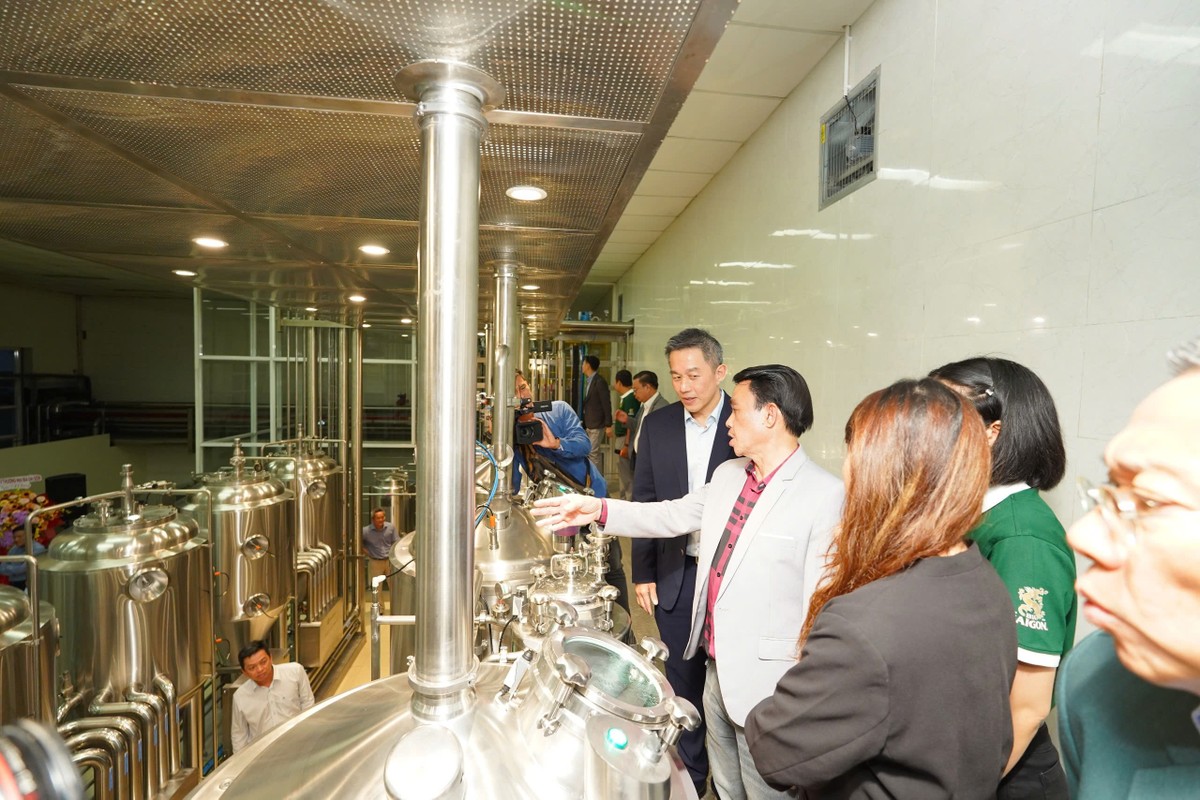 Ông Lâm Du An (áo trắng) giới thiệu Trung tâm Nghiên cứu và Phát triển ngành bia SABECO