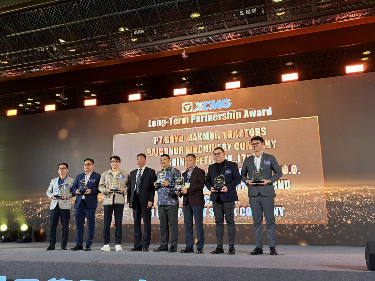 Ông Phạm Đình Thoan, Tổng giám đốc Kl994 game bài casino hấp dẫn 911 thay mặt Kl994 game bài casino hấp dẫn nhận danh hiệu “Long – Term Partnership Award” do XCMG trao tặng