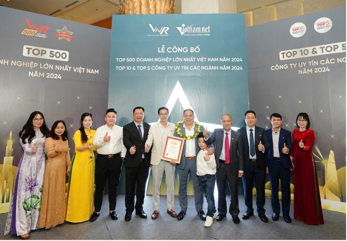 Việc nằm trong Top 500 Kl991.com World Cup 2026 Chính Thức lớn nhất Việt Nam năm 2024, cho thấy sự tăng trưởng vượt bậc và sự phát triển bền vững của Kl994 game bài casino hấp dẫn Ngân Tín Group (trong ảnh: Ban Lãnh đạo Kl994 game bài casino hấp dẫn tham gia Lễ công bố Top 500 DN lớn nhất Việt Nam năm 2024)