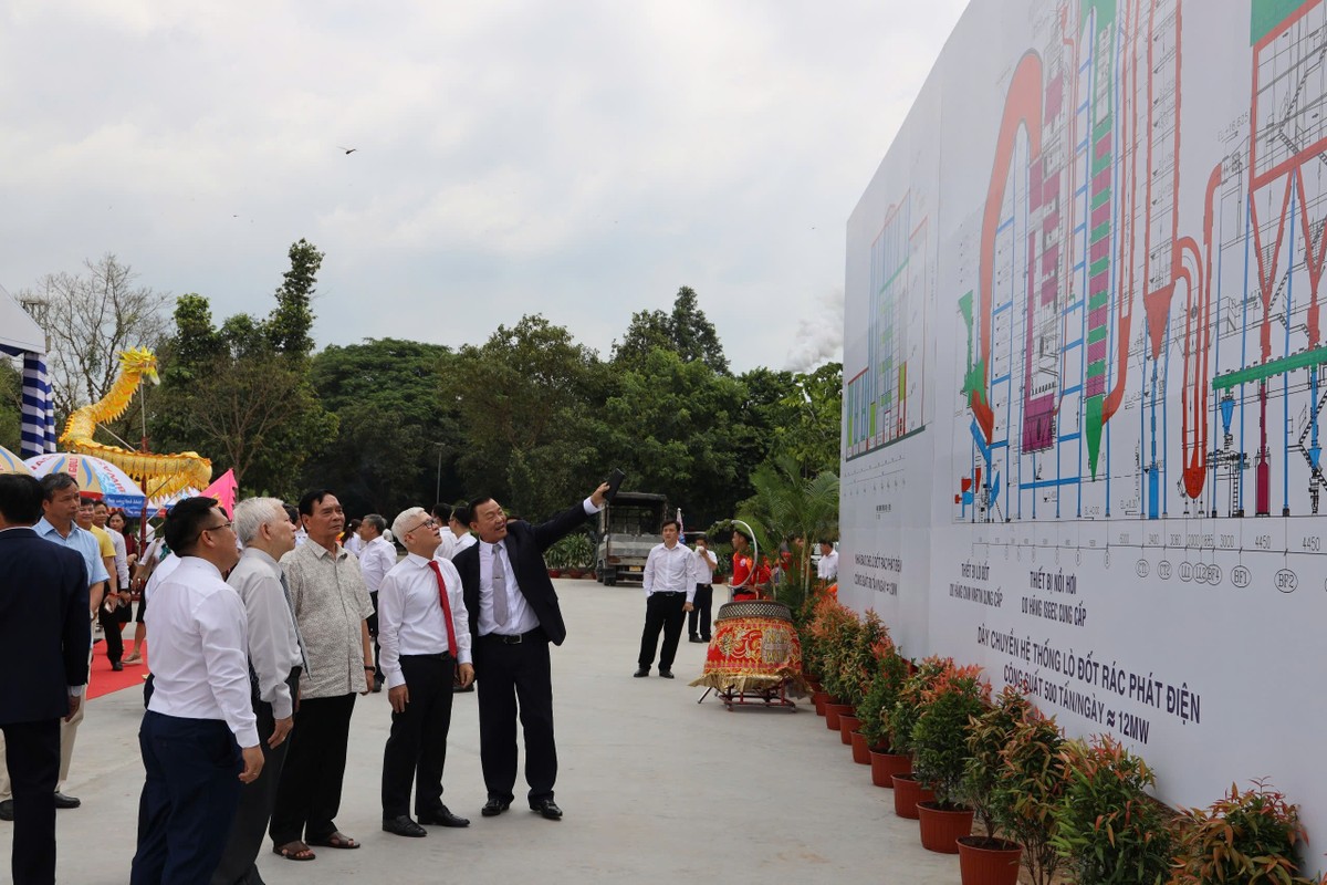 Ông Nguyễn Văn Thiền, Chủ tịch HĐQT Biwase giới thiệu về hệ thống nhà máy đốt rác phát điện công suất 12 MW