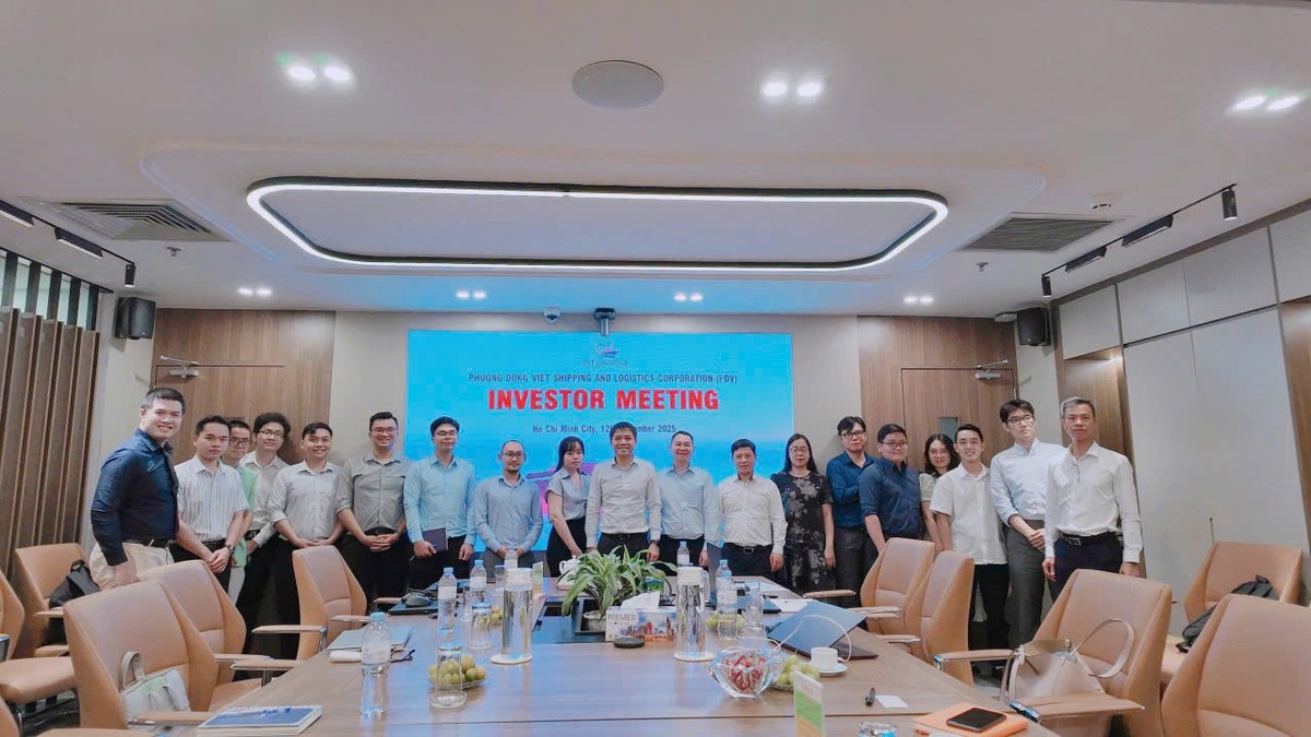 Ban lãnh đạo PVT Logistics chụp hình cùng nhà Kl99ok phiên bản mới tại buổi gặp gỡ nhà Kl99ok phiên bản mới trước thềm chuyển sàn.