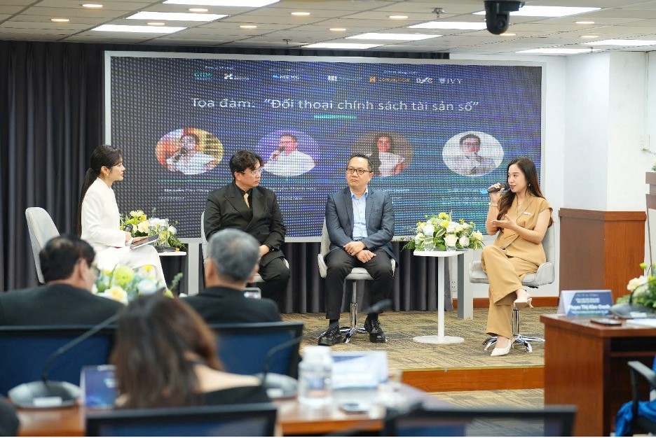 Bà Jenny Nguyễn, Trưởng ban Marketing &amp; Chiến lược MEXC Ventures tại Việt Nam chia sẻ tọa đàm (người bên phải).