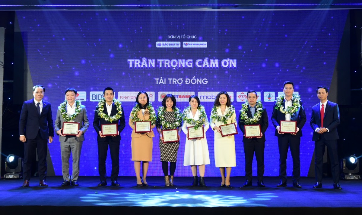 Ban tổ chức trao chứng nhận cho các đơn vị đồng hành cùng chương trình. Ảnh: Dũng Minh
