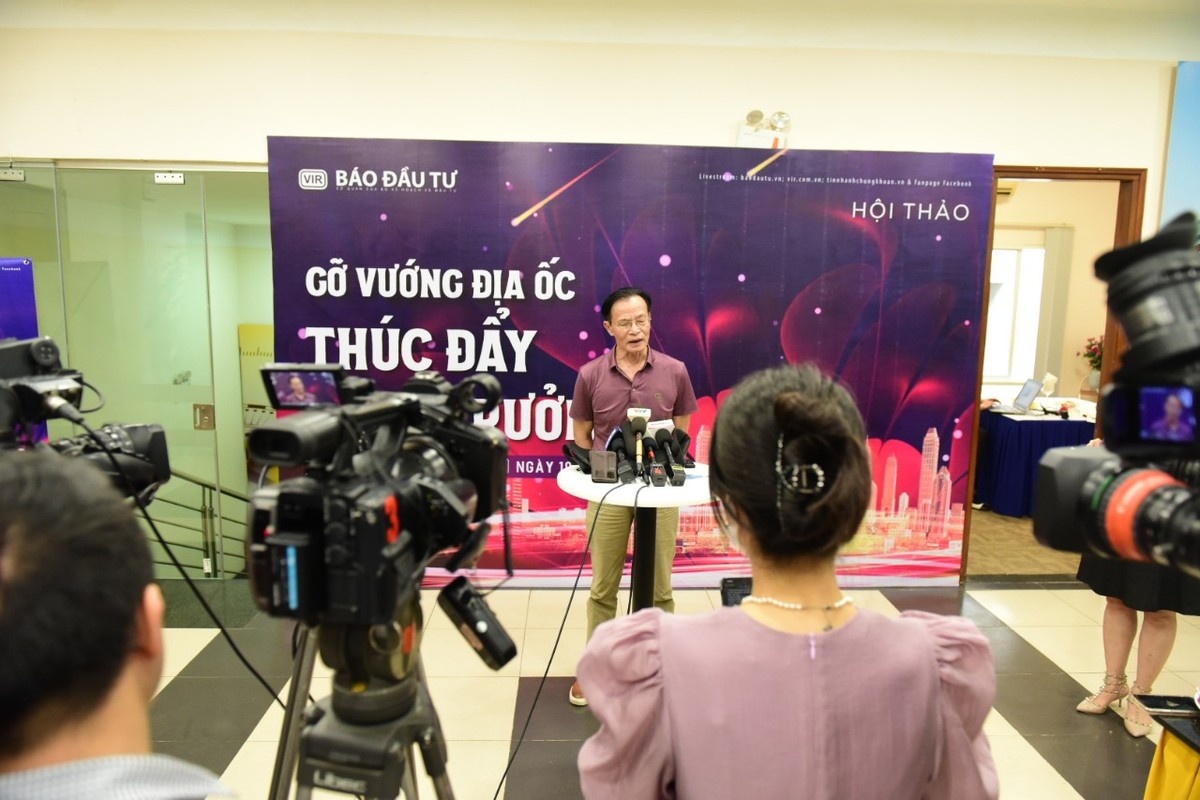 TS. Lê Xuân Nghĩa chia sẻ bên lề hội thảo