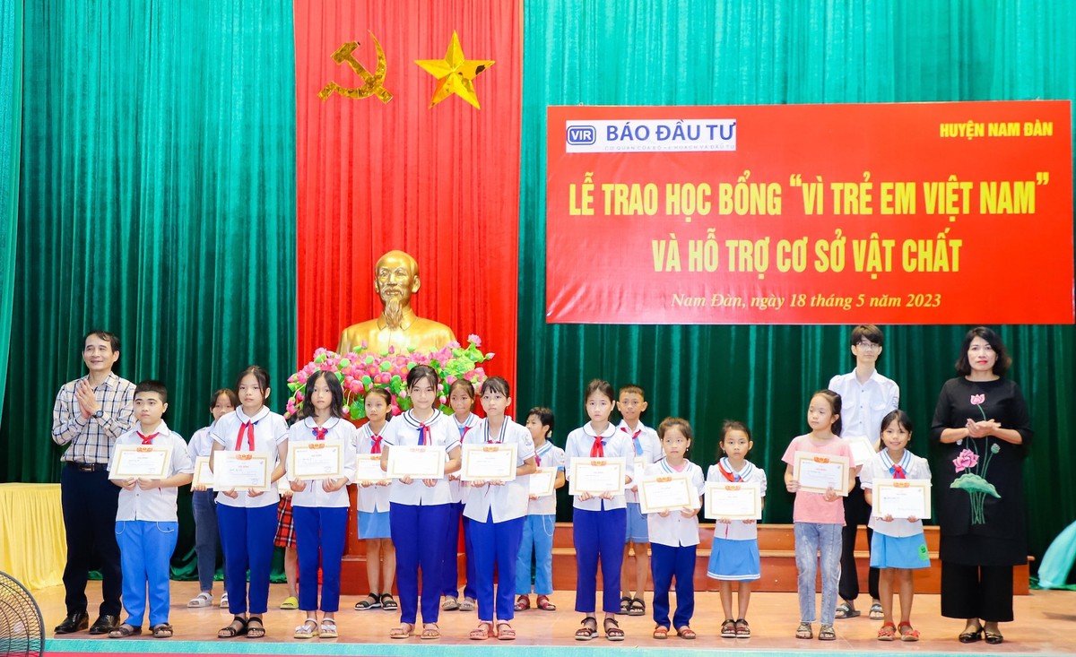 Ông Bùi Đức Hải, Phó Tổng Biên tập Báo Kl99ok phiên bản mới và bà Trần Thị Hiên, Chủ tịch HĐND Huyện Nam Đàn trao học bổng và giấy chứng nhận cho các em học sinh tiêu biểu.
